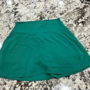 Lululemon green tennis skirt, size 6, normal length